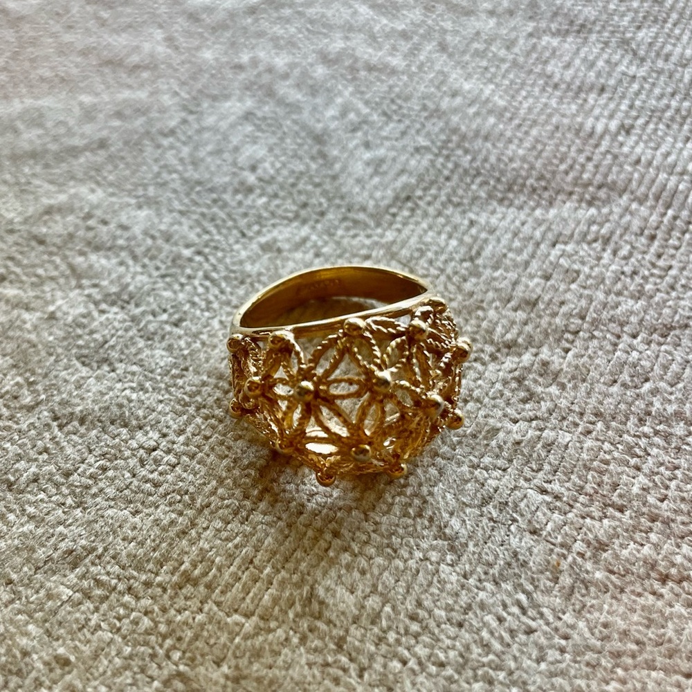 Gold ring. Size9. Beautiful and unique